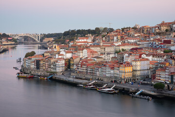Cidade do Porto, da Ponte da Arr&aacute;bida &agrave; Ribeira