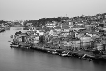 Cidade do Porto, da Ponte da Arr&aacute;bida &agrave; Ribeira