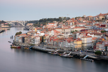 Fototapeta na wymiar Cidade do Porto, da Ponte da Arrábida à Ribeira