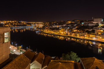 Vista noturna da cidade do Porto