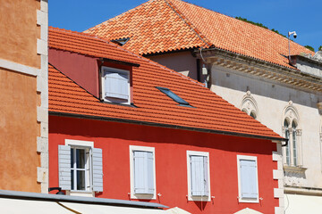 Czerwone dachy budynków widok na miasto. 