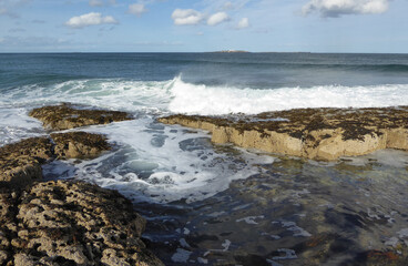 Küste mit Strand und Wellen, Northumberland