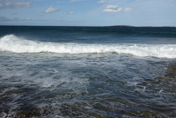 Küste mit Strand und Wellen, Northumberland