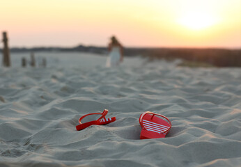 Spacer po plaży o wschodzie słońca.