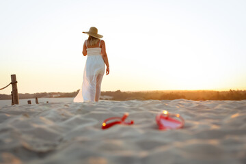 Spacer po plaży o wschodzie słońca.