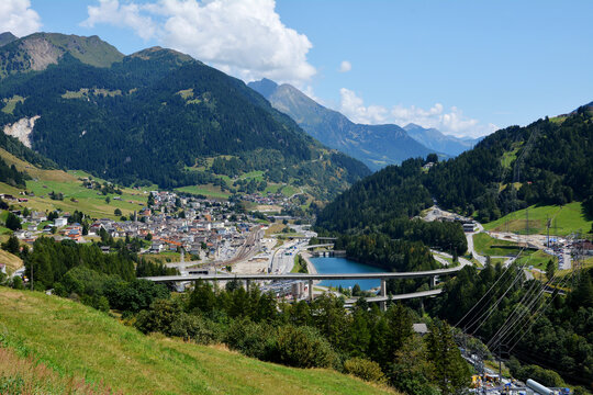 Das Eisenbahndorf Airolo am Gotthardpass, Kanton Tessin, Schweiz, und Blick in die Leventina