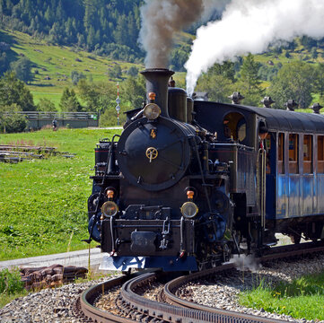 Die historische Dampfbahn Furka Bergstrecke beim Start in Oberwald VS, Schweiz