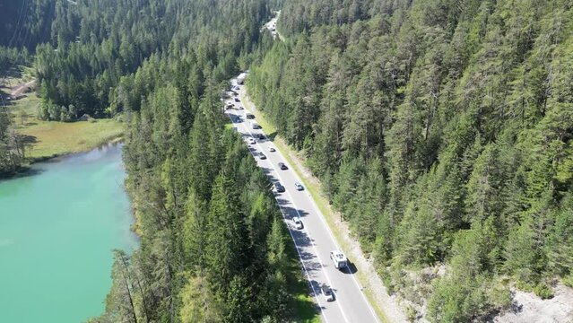 Eine belebte Stra&szlig;e, w&auml;hrend den Sommerferien, in der N&auml;he des Biberwier Sees in Tirol, &Ouml;sterreich.