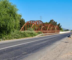 Disused railway bridge over rill Chimbarongo. Puente Los Maquis, Ramal San Fernando-Pichilemu sobre el estero Chimbarongo