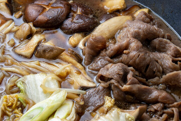 牛肉のフライパンすき焼き調理シーン。
