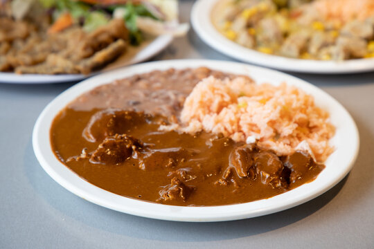 Alimento con sopa y carne