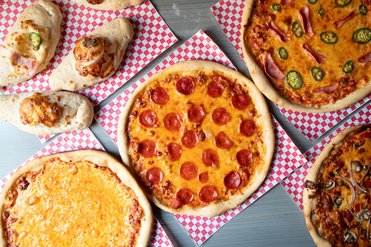 Alimento con pizza y pastel
