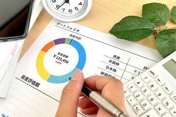 資産運用のポートフォリオを作成する人