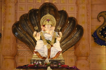 Obraz premium 19 September 2023, Pune, Maharashtra, India, Beautiful sculpture of Lord Ganesh called as Tambdi Jogeshwari Ganpati near ABC chowk, Pune, during Ganesh Utsav Festival 2023.