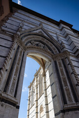 Fototapeta premium Huge gate to the square with cathedral of Siena, Tuscany, Italy
