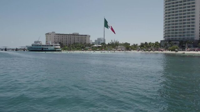 Acercamiento a bandera de México desde el mar caribe