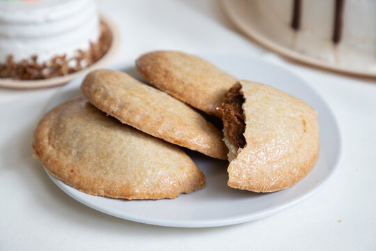 Bombones con postre y cookies, asado sobre fondo blanco
