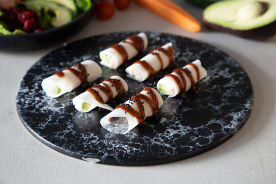 Achocolatado con postre y bombones, delicioso sobre fondo blanco