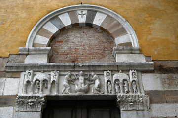 Obraz premium Détail d'une fresque sculptée de l'église de San Salvatore de Mustolio dans la ville de Lucca