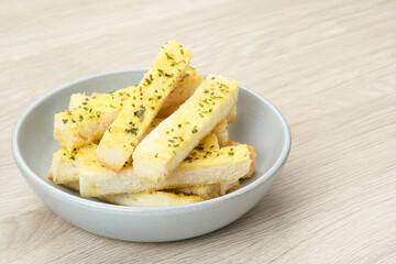 Toasted Garlic Bread, made of sliced ​​bread with garlic, cheese and herbs
