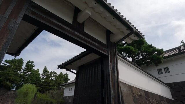 城門を見上げながら侵入する映像。桜田門で撮影。