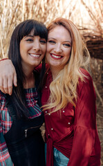 Obraz premium Young women looking in smartphone