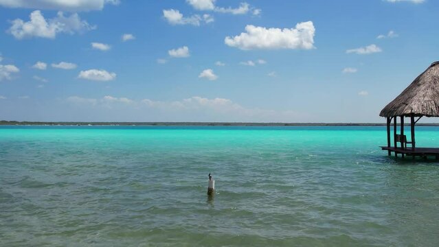 Volando entre columpios de laguna en bacalar con dron