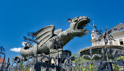 Klagenfurt, Lindwurm, Lindwurmbrunnen, Lindwurm, Vogelsang, Wappentier, Skulptur, monumental, Brunnen, Wahrzeichen, Drache, Fabelwesen, Schlangenwesen, Landeshauptstadt, Kärnten, Mythologie, Sage, geh