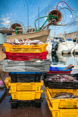 Le marché aux poissons sur le Vieux-Port de Marseille - obrazy, fototapety, plakaty