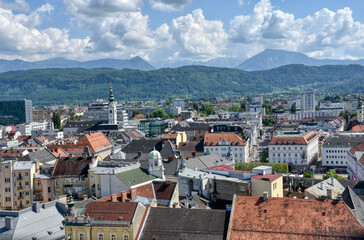 Fototapeta premium Klagenfurt, Altstadt, Dach, Dächer, Landeshauptstadt, Kärnten, Österreich, Zentrum, Stadtzentrum, Stadt, Aussicht, Fernsicht, Überblick, Stadt, Stadtgebiet, Haus, Häuser, Häusermeer, Tradition, Bausti