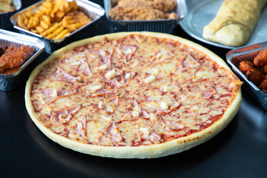 Pizza italiana con queso y jitomate, asado sobre fondo blanco