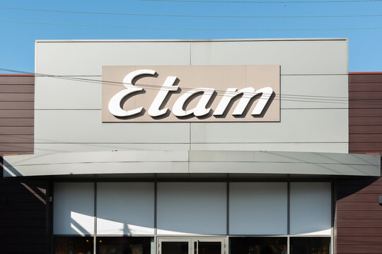 Enseigne d'un magasin Etam