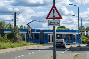 Ein Verkehrsschild warnt vor dem Straßenbahnverkehr