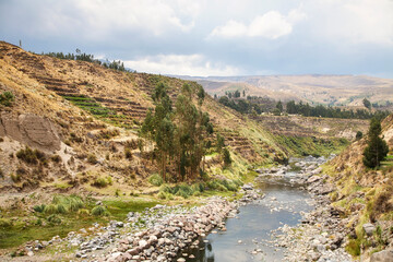 Reise durch Südamerika, Peru. Wandern im Colca Canyon entlang des Rio Colca.