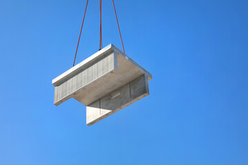 Ein Betonelement f&uuml;r den Bau eines neuen Hochbahnsteigs, einer modernen und barrierefreien Haltestelle, wird per Kran an seinen Platz gehoben