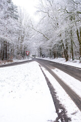 Obraz premium snow covered road junction