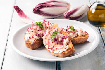 Deliziosa bruschetta condita con crema di formaggio e radicchio, cibo italiano 