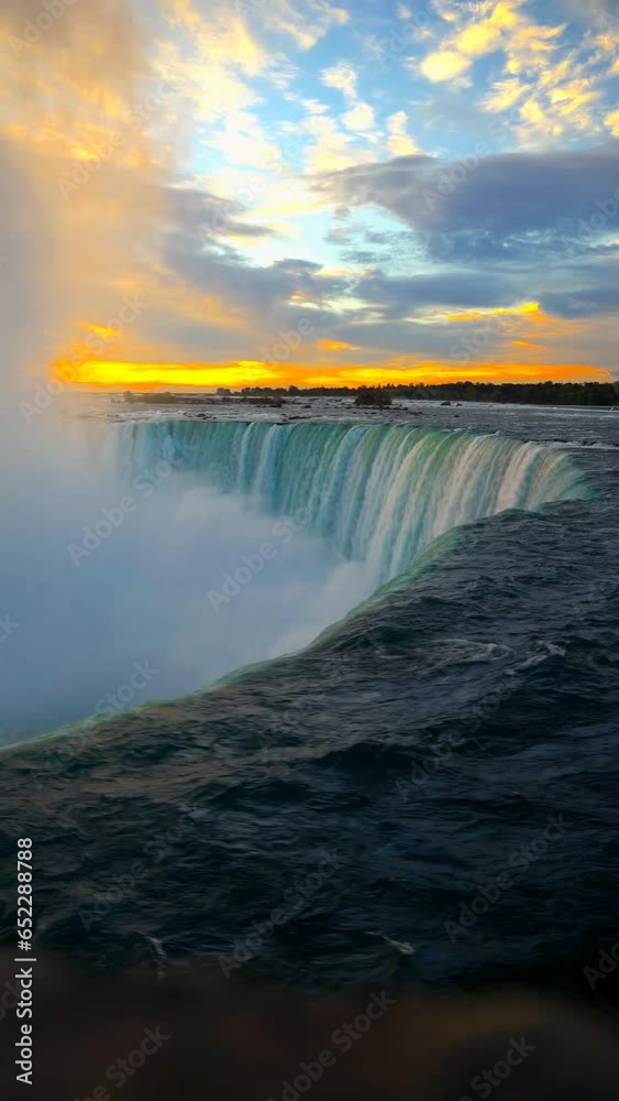 Sticker Vertical view of Niagara Falls at sunset