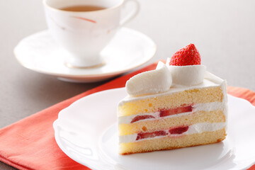瑞々しいイチゴがのった美味しそうなショートケーキ