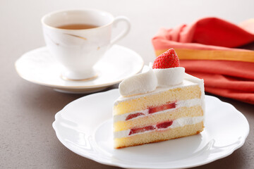 瑞々しいイチゴがのった美味しそうなショートケーキ