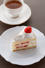 瑞々しいイチゴがのった美味しそうなショートケーキ