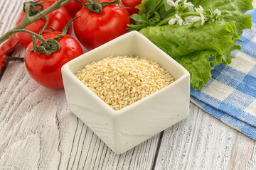 Raw sesame seeds in the bowl