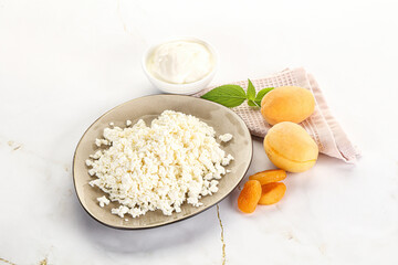 Cottage cheese with apricot and cream