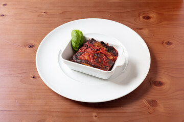 parmigiana, melanzane, fritte, al, forno, caldo, pasta, gratinate, passata, di, pomodoro, prosciutto, salsa, basilico, aglio, formaggio, italia, legno, tavolo, grezzo, venature, marrone, piatto, bianc
