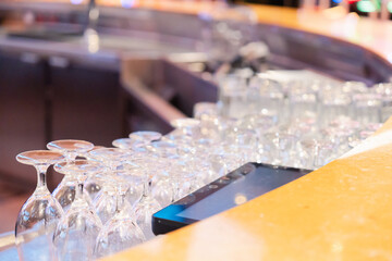 グラスが並ぶ素敵な雰囲気のバー