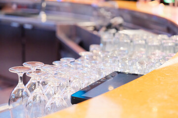 グラスが並ぶ素敵な雰囲気のバー