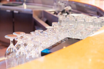 Fototapeta na wymiar グラスが並ぶ素敵な雰囲気のバー