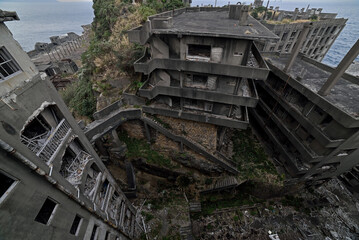 軍艦島に残る56号棟（職員社宅）跡