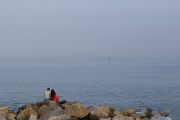 pareja enamorados mirando al mar