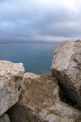 Fototapeta na wymiar vista al mar desde las rocas